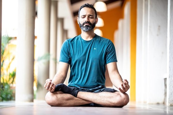 Soulager l'arthrose grâce au yoga : conseils et exercices efficaces